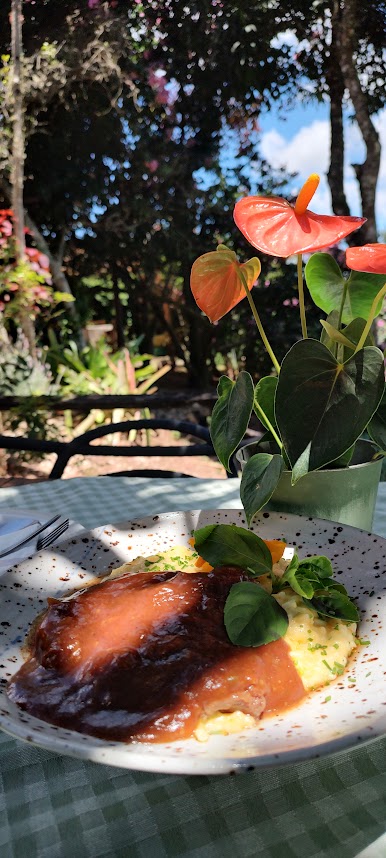 Prato especial servido em meio &agrave; natureza em Cunha