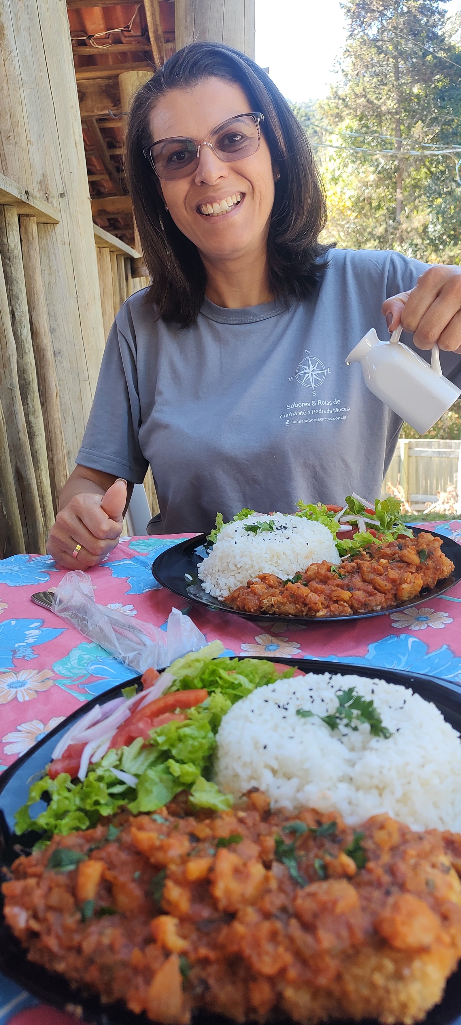 Prato caiçara farto servido no Restaurante Grilo Caiçara, no caminho da Pedra da Macela